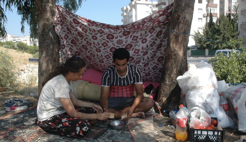 İzmir de kirasını ödeyemeyen aile bayramda sokakta kaldı