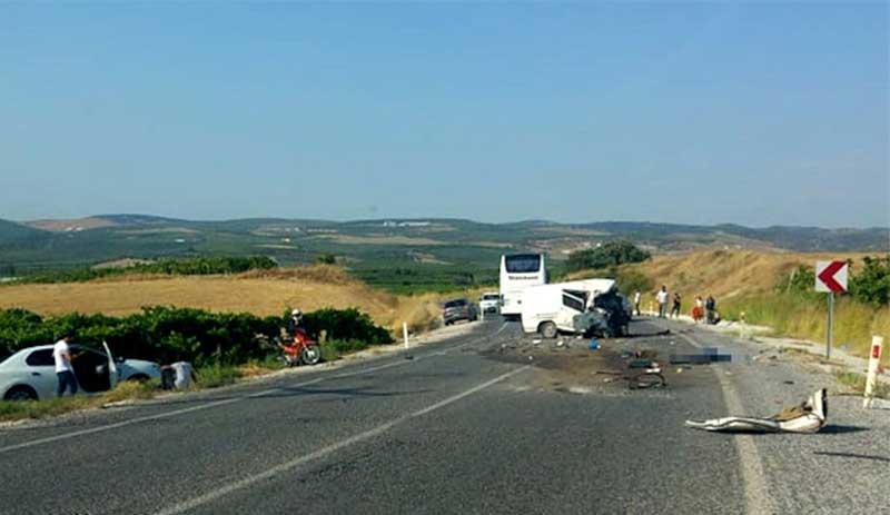 Zincirleme kaza 6 ölü 20 yaralı