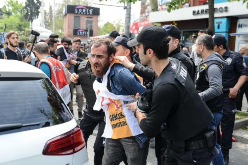 Taksim'e yürümek isteyenlere polis müdahalesi: 127 gözaltı 12