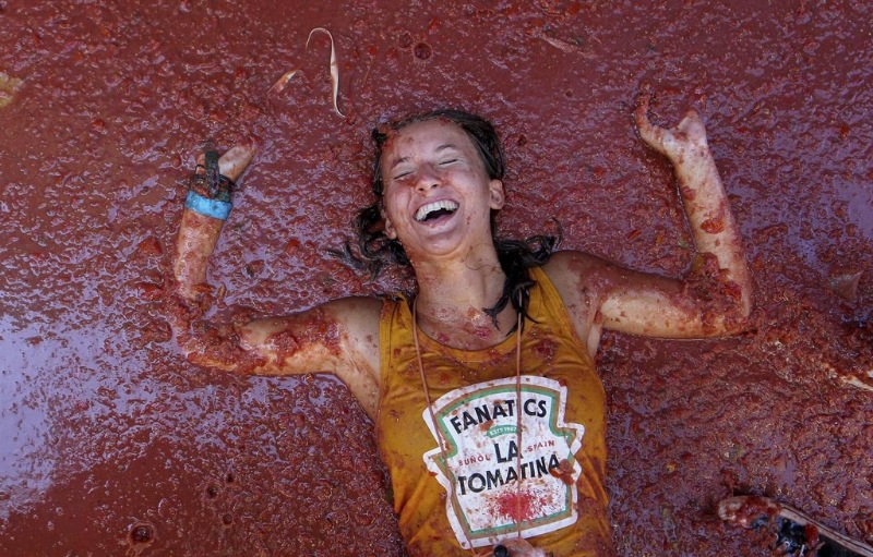 'La Tomatina'da domatesler havada uçuştu 14