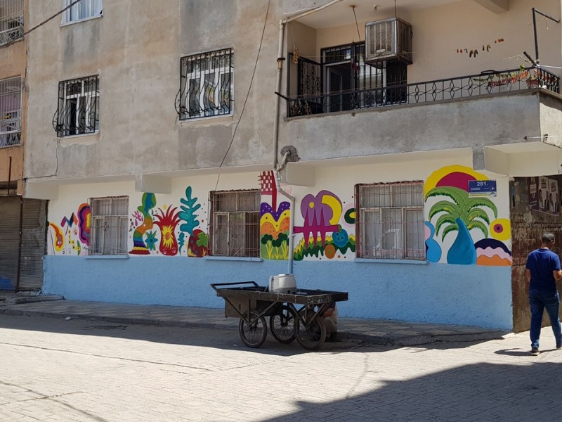 Diyarbakır sokaklarını renklendiren Nazlı öğretmen 15
