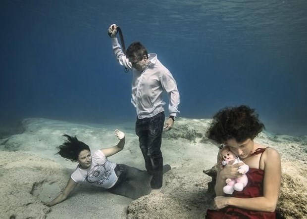 Su altından "Kadına Şiddet" fotoğrafları 1