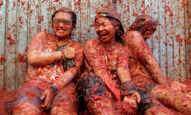 'La Tomatina'da domatesler havada uçuştu 7