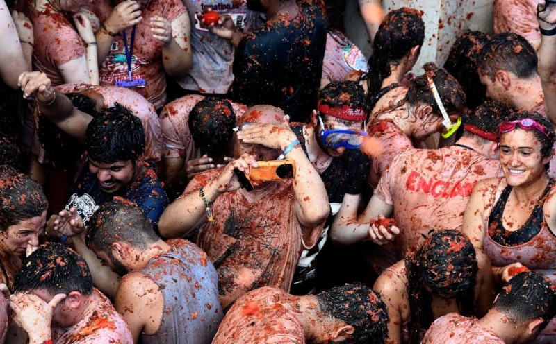 'La Tomatina'da domatesler havada uçuştu 9