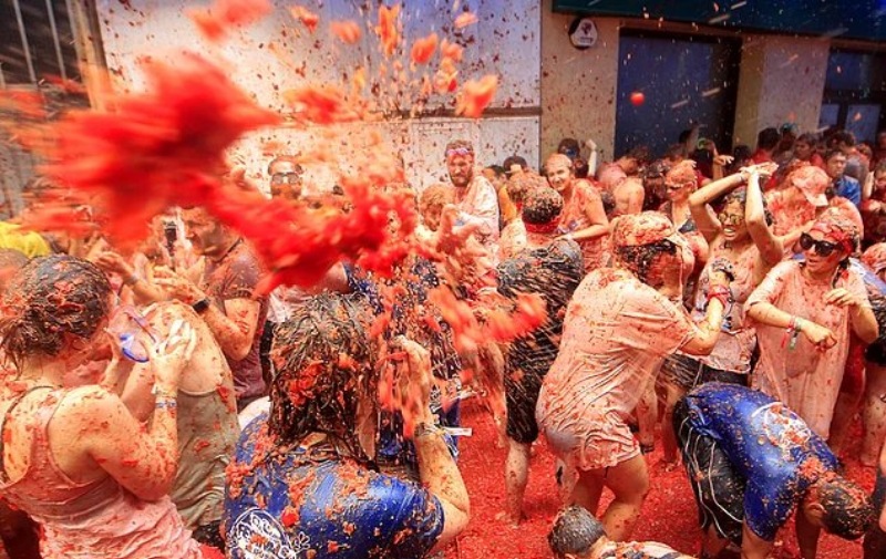 'La Tomatina'da domatesler havada uçuştu 10