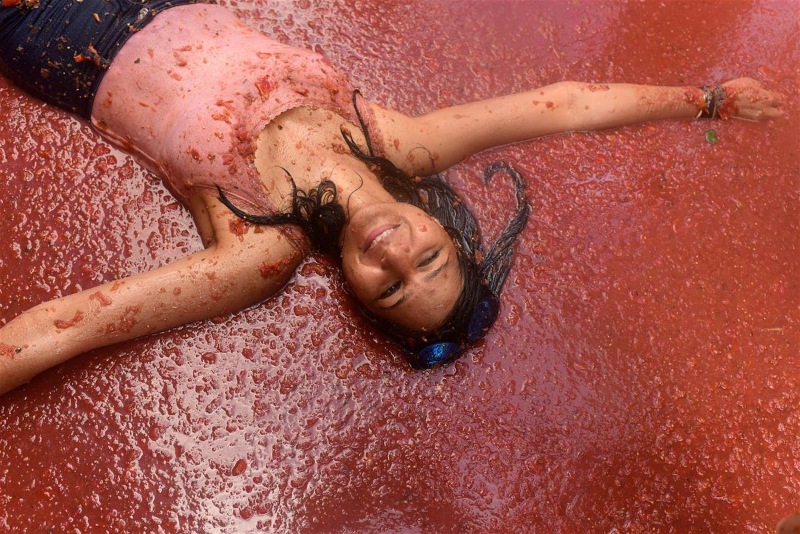 'La Tomatina'da domatesler havada uçuştu 15