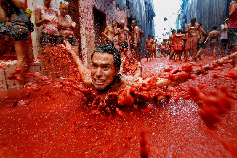 'La Tomatina'da domatesler havada uçuştu 5