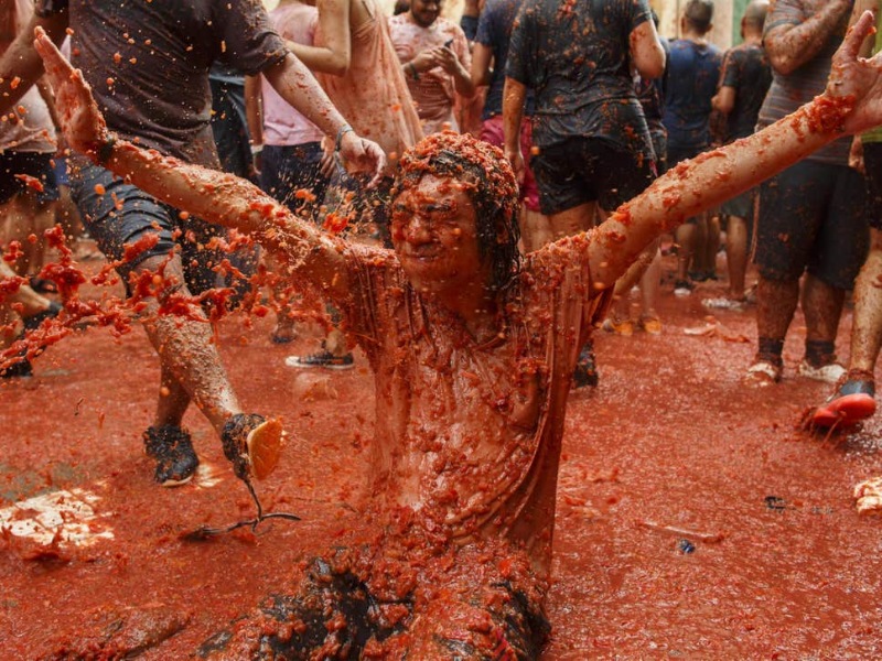 'La Tomatina'da domatesler havada uçuştu 16