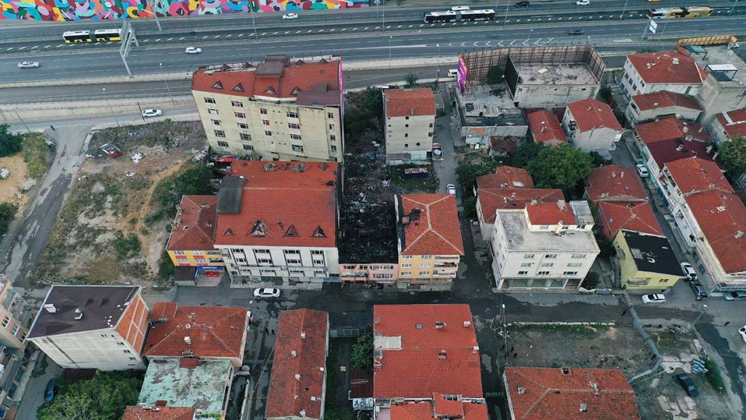 Kadıköy'de patlama sonucu üç kişinin öldüğü bina havadan görüntülendi 3