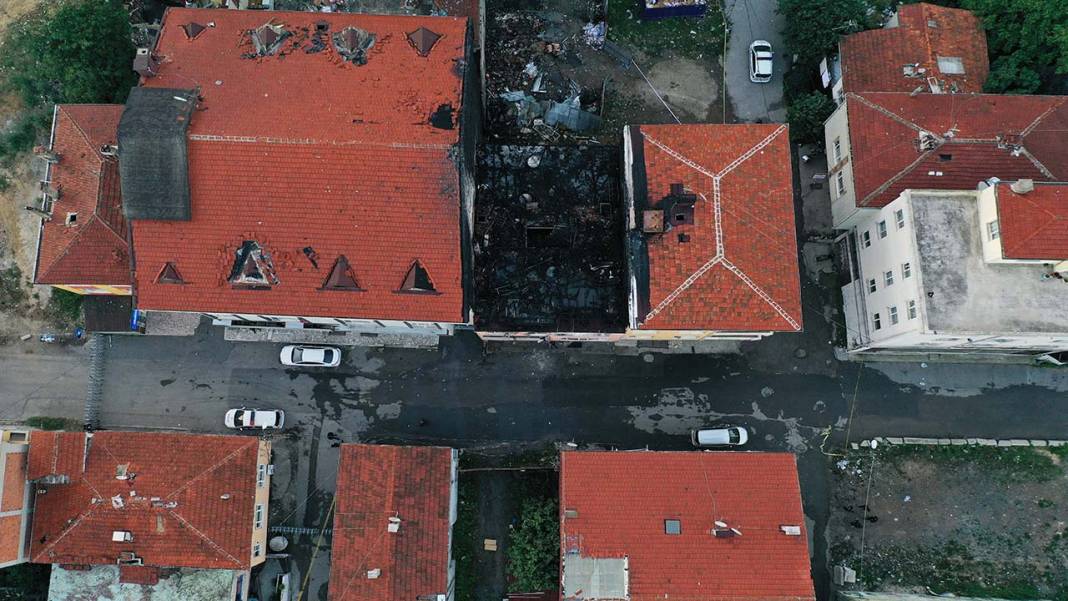 Kadıköy'de patlama sonucu üç kişinin öldüğü bina havadan görüntülendi 6