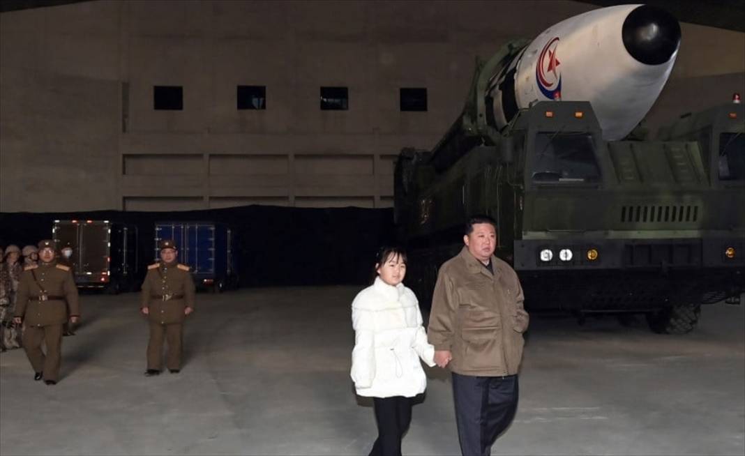 Kuzey Kore lideri kızıyla el ele balistik füze atışını izledi 1