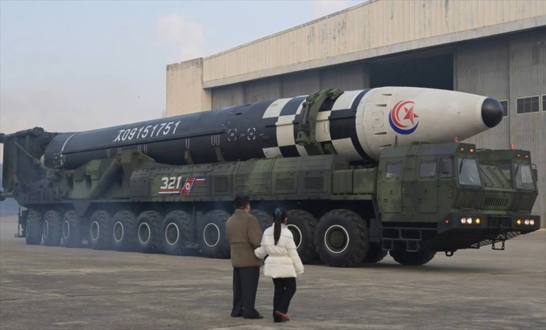 Kuzey Kore lideri kızıyla el ele balistik füze atışını izledi 2