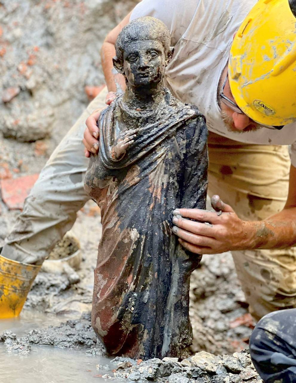İtalya'da 'sansasyonel' keşif: 2 bin 300 yıllık heykeller bulundu 5
