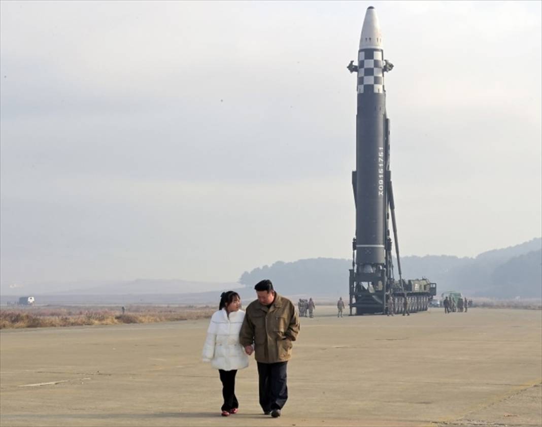 Kuzey Kore lideri kızıyla el ele balistik füze atışını izledi 3