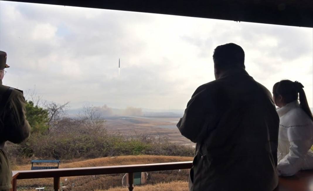 Kuzey Kore lideri kızıyla el ele balistik füze atışını izledi 4