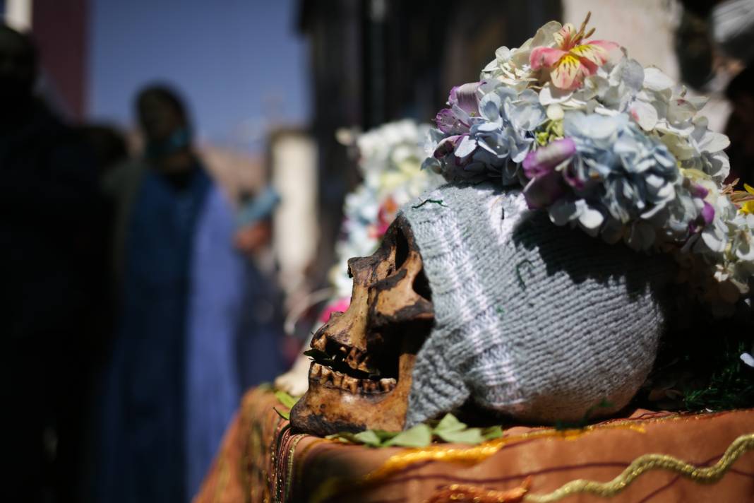 Bolivya'da Natitas Festivali kutlamalarının amacı ölülere saygı 14