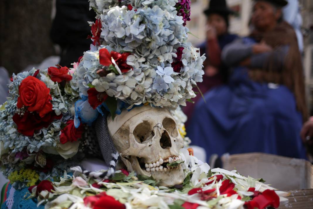 Bolivya'da Natitas Festivali kutlamalarının amacı ölülere saygı 11