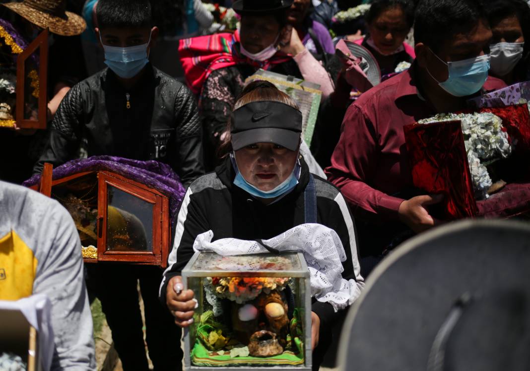 Bolivya'da Natitas Festivali kutlamalarının amacı ölülere saygı 3