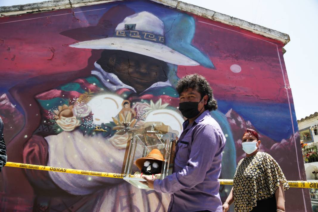 Bolivya'da Natitas Festivali kutlamalarının amacı ölülere saygı 33