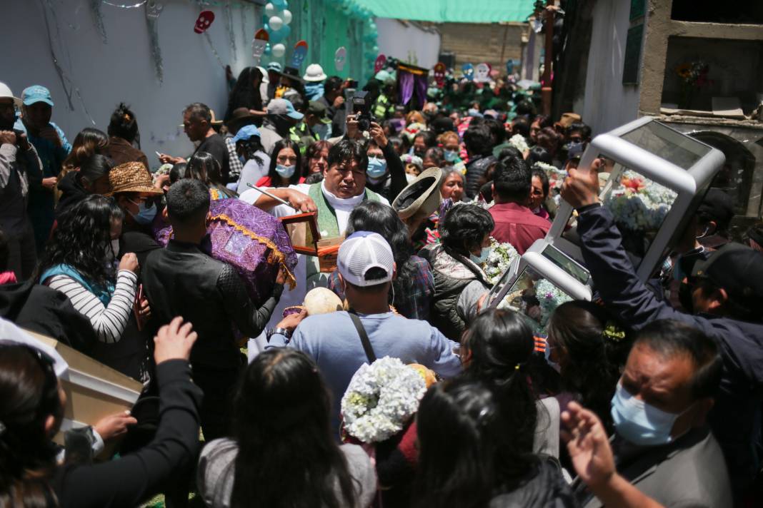 Bolivya'da Natitas Festivali kutlamalarının amacı ölülere saygı 32