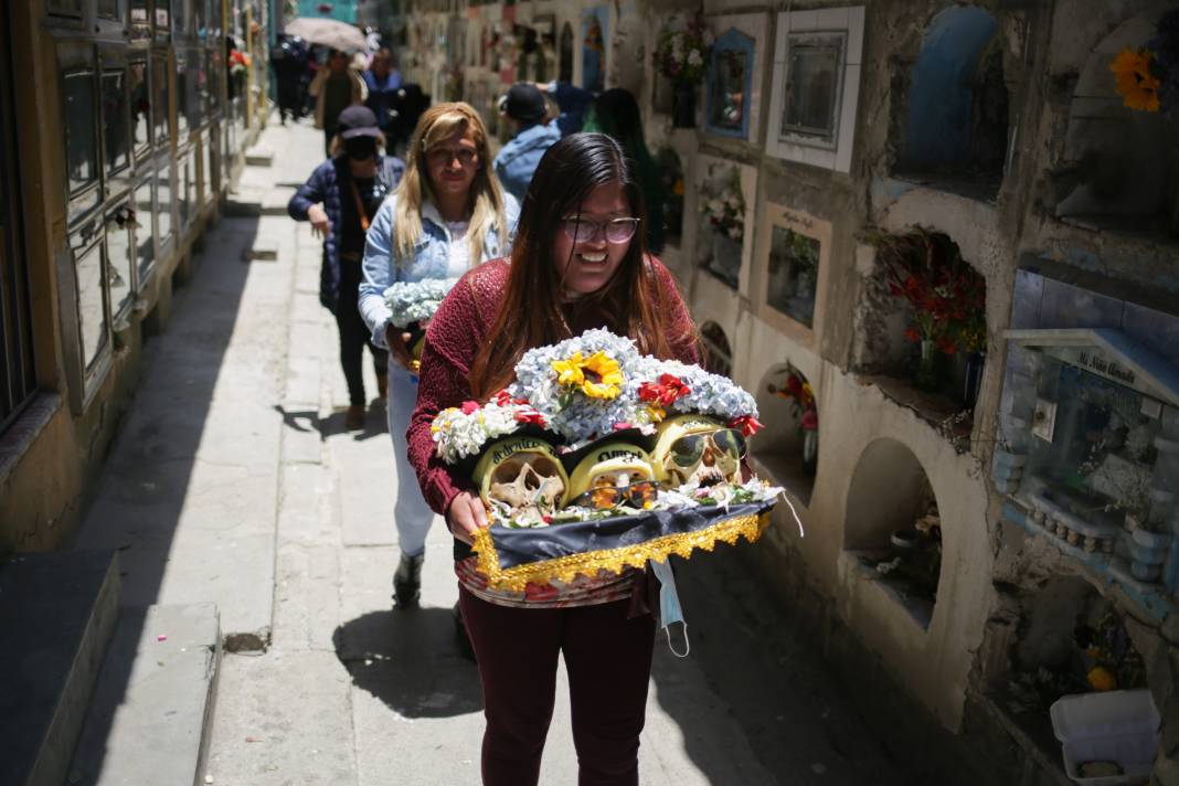 Bolivya'da Natitas Festivali kutlamalarının amacı ölülere saygı 28