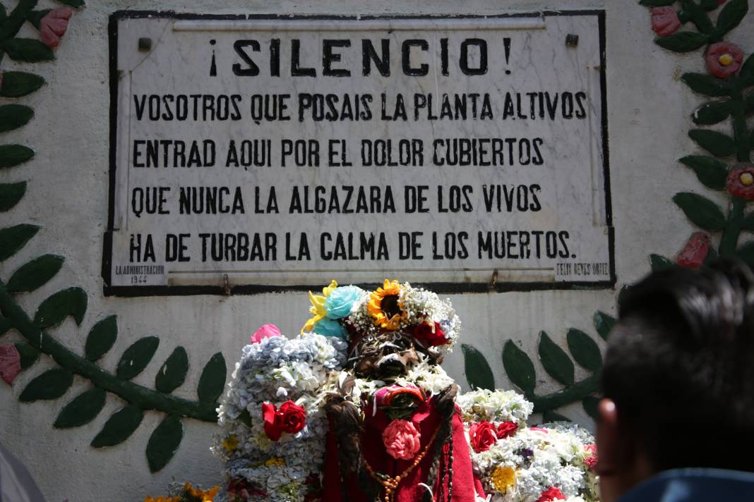 Bolivya'da Natitas Festivali kutlamalarının amacı ölülere saygı 27