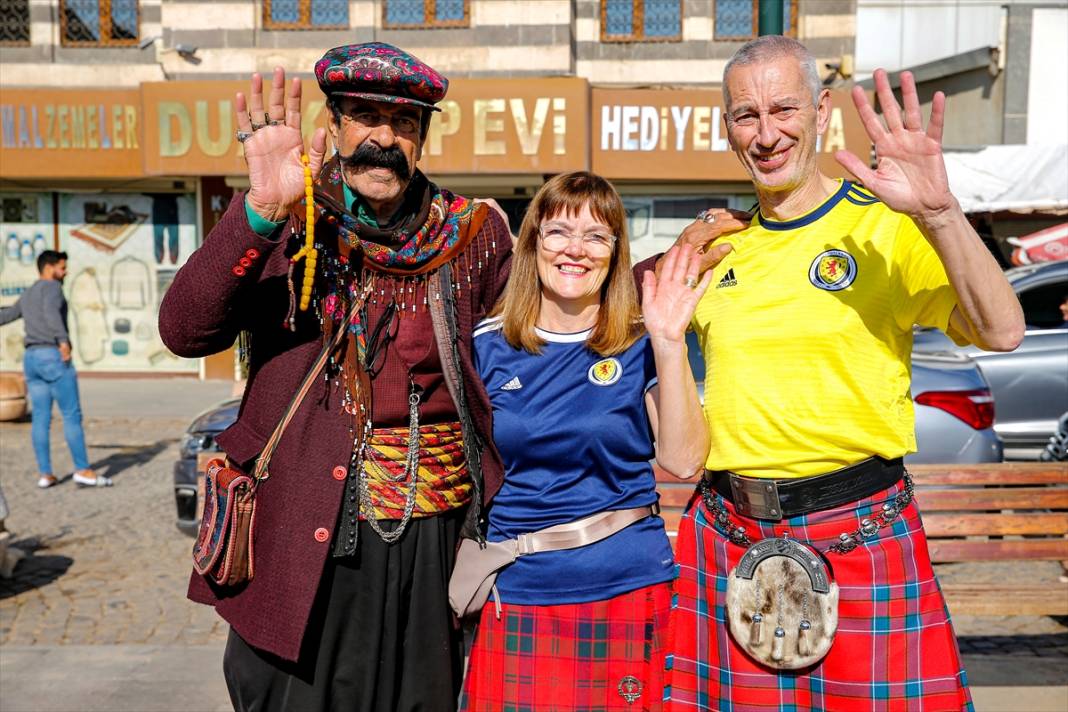 İskoç taraftarlar geleneksel kıyafetleriyle Diyarbakır'ı gezdi 7