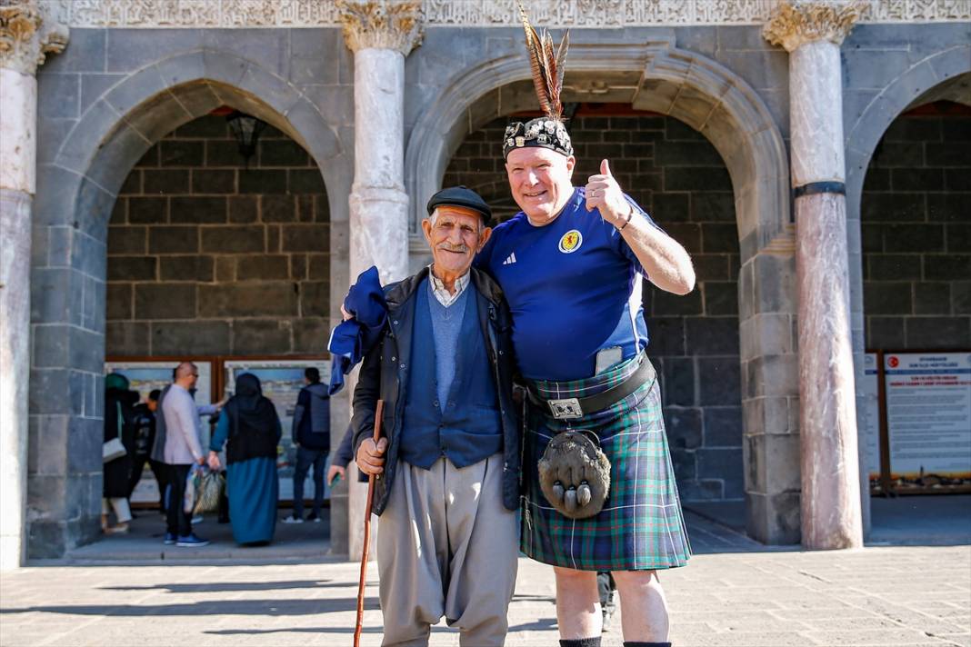 İskoç taraftarlar geleneksel kıyafetleriyle Diyarbakır'ı gezdi 9