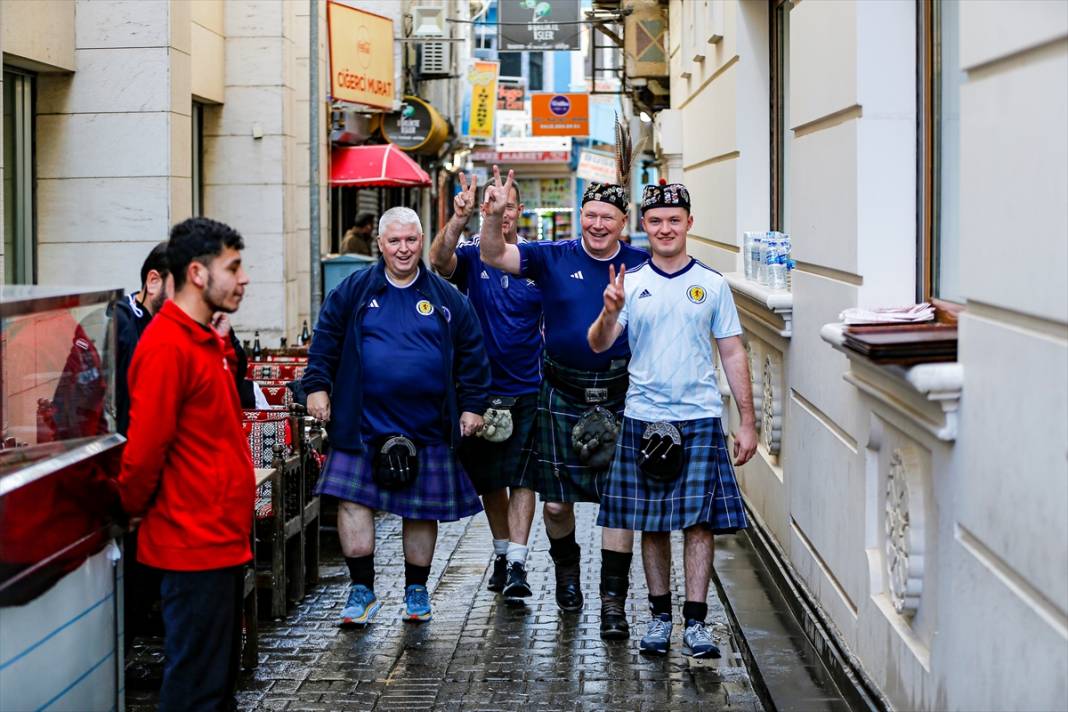 İskoç taraftarlar geleneksel kıyafetleriyle Diyarbakır'ı gezdi 2