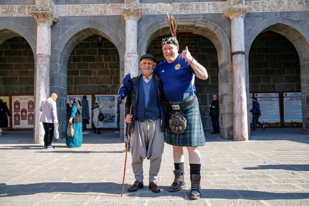İskoç taraftarlar geleneksel kıyafetleriyle Diyarbakır'ı gezdi 3