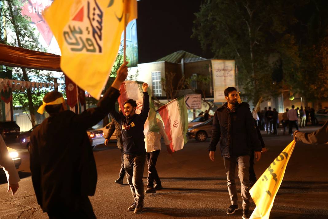 İsrail'e misilleme sonrası Tahran'da Filistin bayrakları ve Kasım Süleymani posterleriyle kutlama 12
