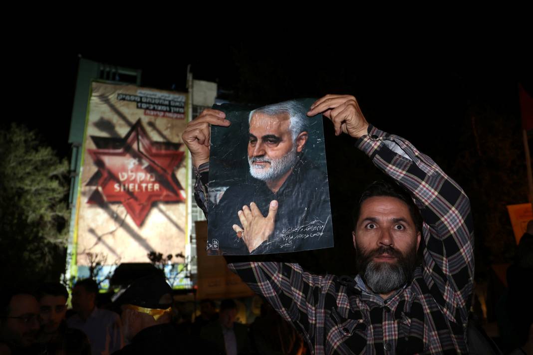 İsrail'e misilleme sonrası Tahran'da Filistin bayrakları ve Kasım Süleymani posterleriyle kutlama 6