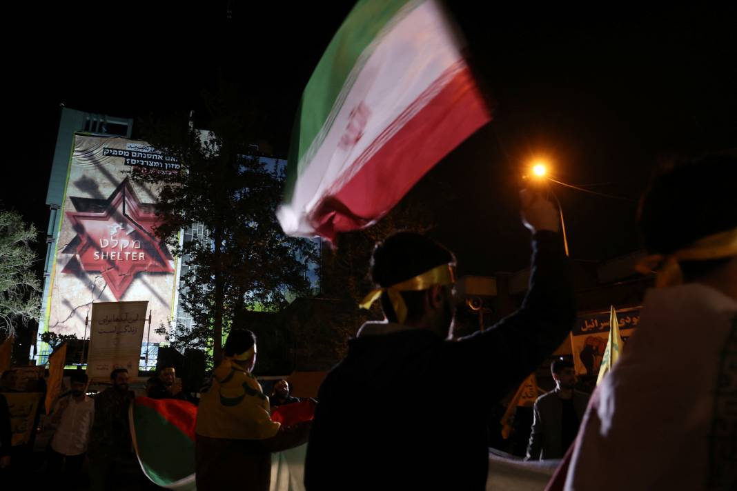 İsrail'e misilleme sonrası Tahran'da Filistin bayrakları ve Kasım Süleymani posterleriyle kutlama 14