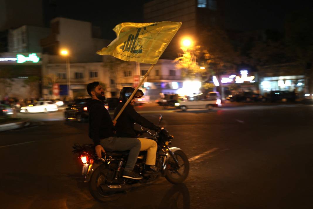 İsrail'e misilleme sonrası Tahran'da Filistin bayrakları ve Kasım Süleymani posterleriyle kutlama 13