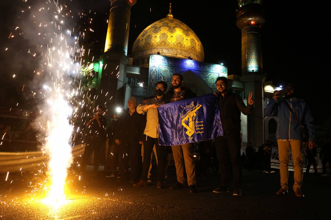İsrail'e misilleme sonrası Tahran'da Filistin bayrakları ve Kasım Süleymani posterleriyle kutlama 11