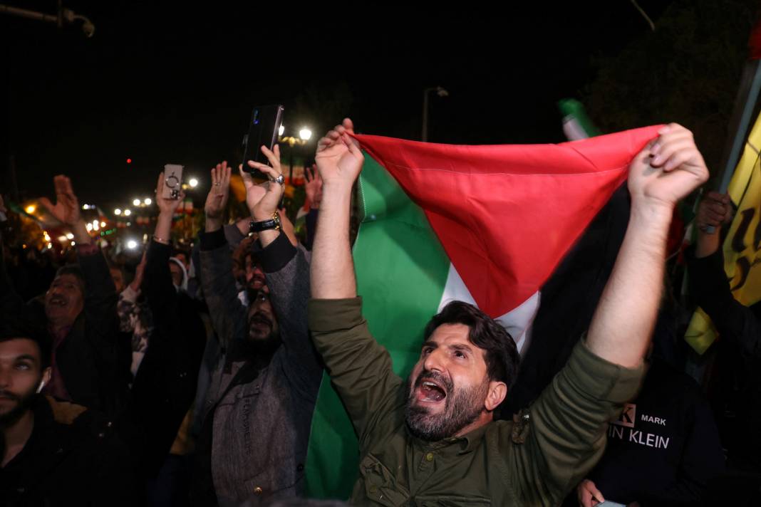 İsrail'e misilleme sonrası Tahran'da Filistin bayrakları ve Kasım Süleymani posterleriyle kutlama 9