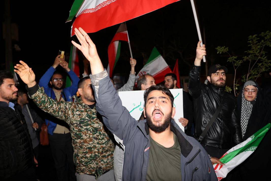 İsrail'e misilleme sonrası Tahran'da Filistin bayrakları ve Kasım Süleymani posterleriyle kutlama 8