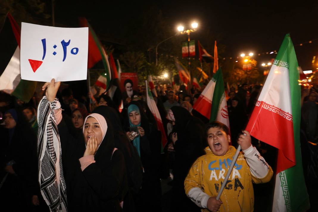 İsrail'e misilleme sonrası Tahran'da Filistin bayrakları ve Kasım Süleymani posterleriyle kutlama 3