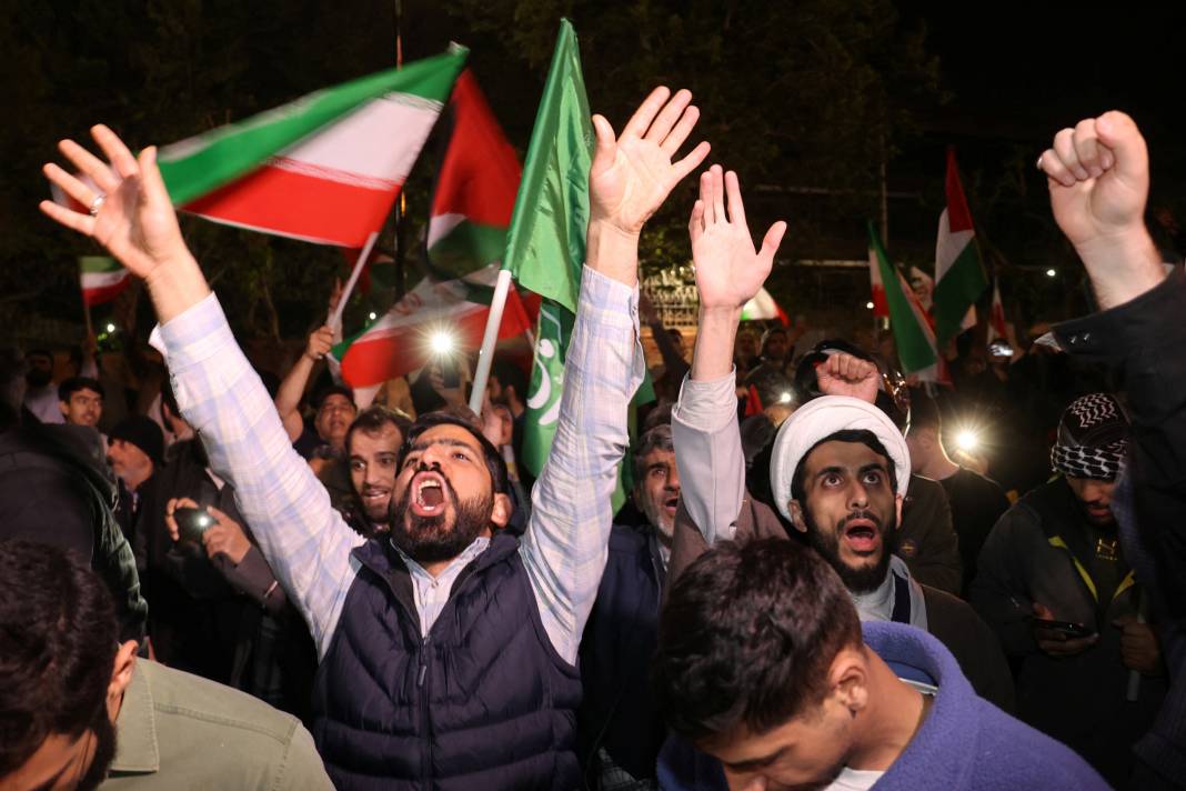 İsrail'e misilleme sonrası Tahran'da Filistin bayrakları ve Kasım Süleymani posterleriyle kutlama 4
