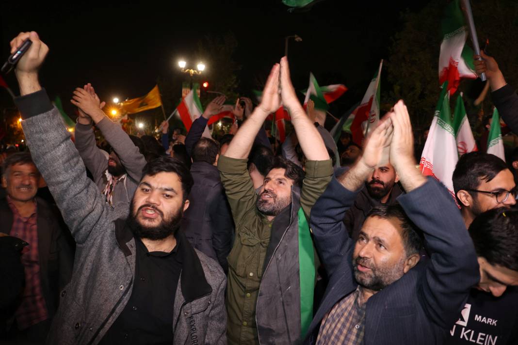 İsrail'e misilleme sonrası Tahran'da Filistin bayrakları ve Kasım Süleymani posterleriyle kutlama 2