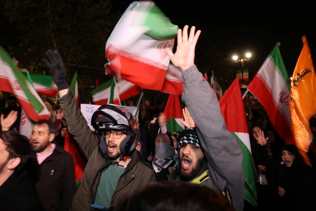 İsrail'e misilleme sonrası Tahran'da Filistin bayrakları ve Kasım Süleymani posterleriyle kutlama 7