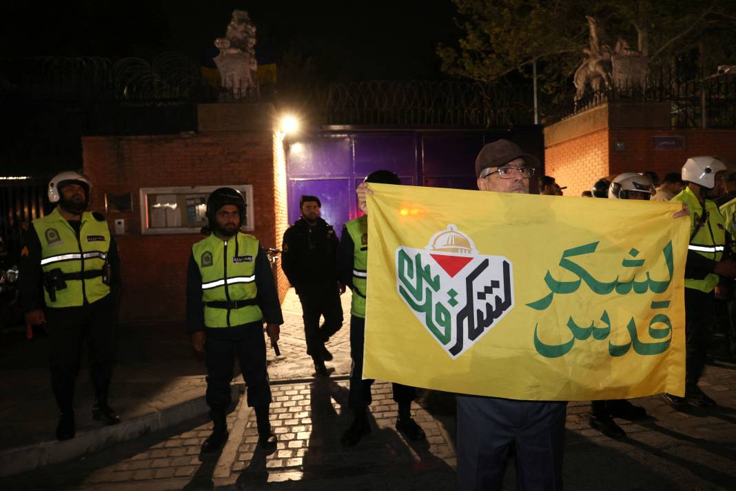 İsrail'e misilleme sonrası Tahran'da Filistin bayrakları ve Kasım Süleymani posterleriyle kutlama 5