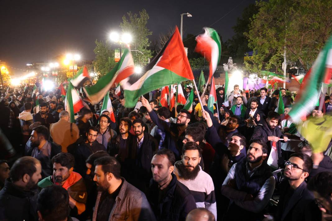 İsrail'e misilleme sonrası Tahran'da Filistin bayrakları ve Kasım Süleymani posterleriyle kutlama 1