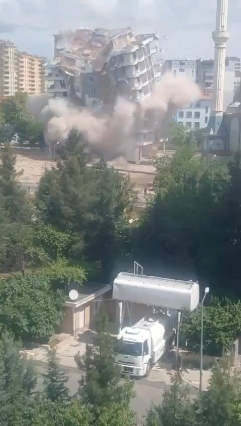 Diyarbakır’da depremde ağır hasar alan 12 katlı bina, yıkım sırasında çöktü 3