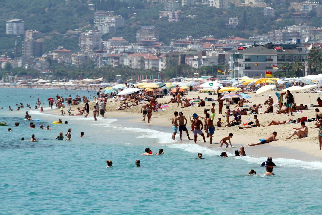 Bayramda Antalya'nın nüfusu 4 milyonu bulacak: Yer için valiyi arayan var 1