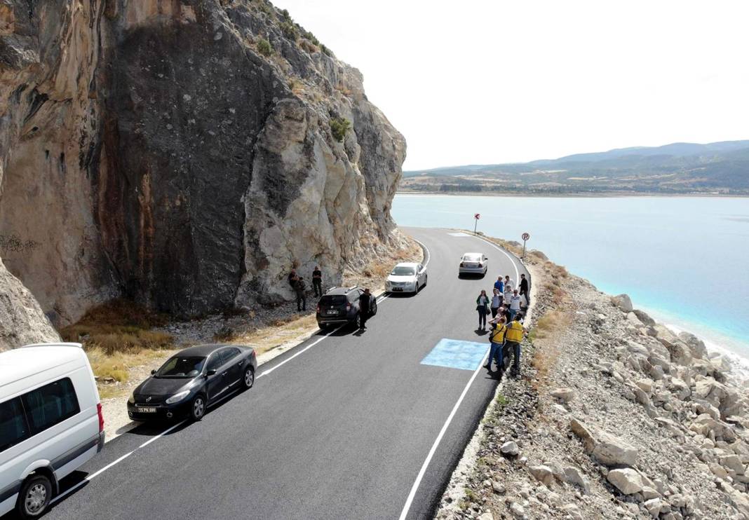 Salda Gölü çevresine kara asfalt döktüler!