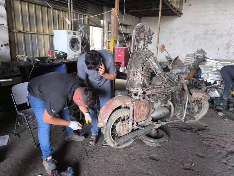 Öğrencisinden kaynak yapmayı öğrendi, 4 yılda 20 ton atıktan 23 heykel yaptı 2