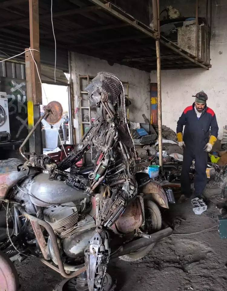 Öğrencisinden kaynak yapmayı öğrendi, 4 yılda 20 ton atıktan 23 heykel yaptı 14