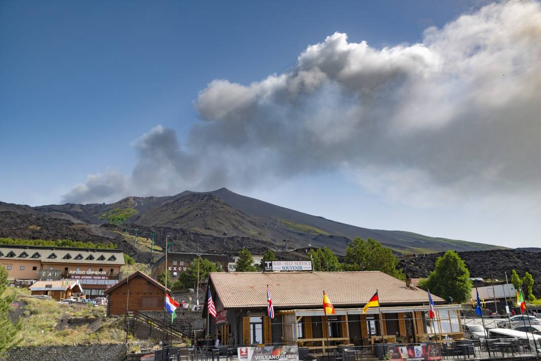 Etna Yanardağı kül ve lav püskürtmeye devam ediyor 1