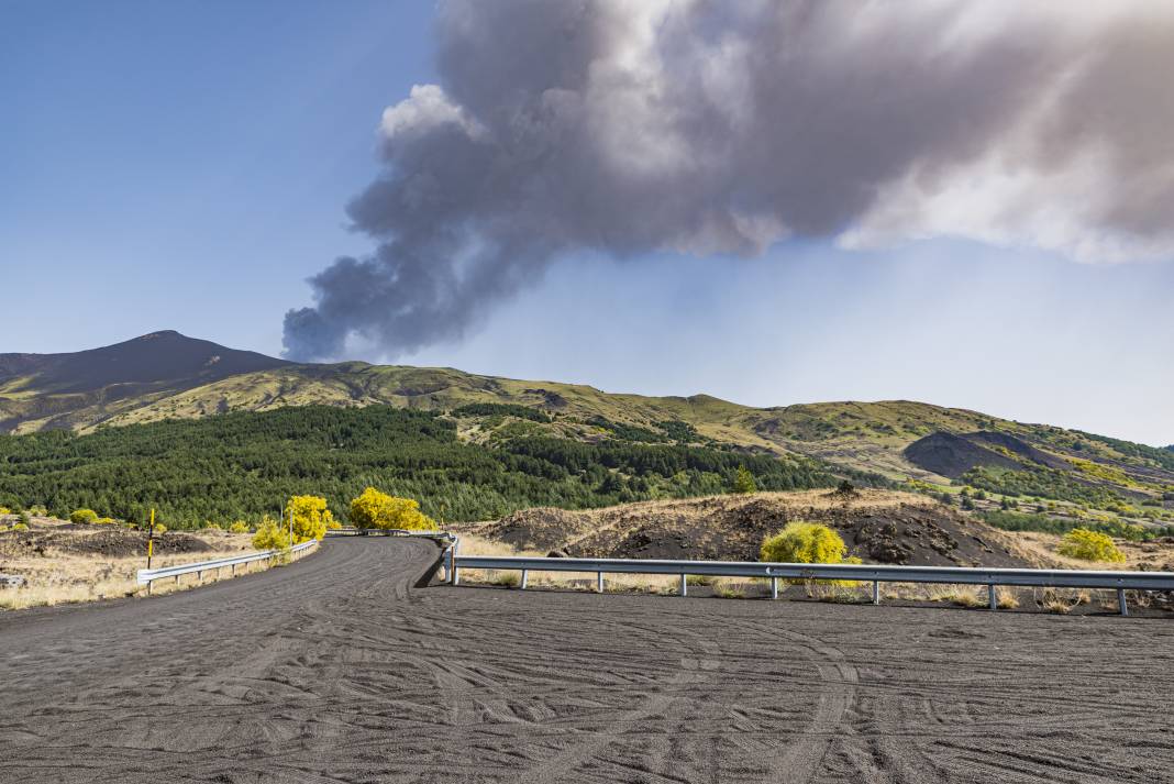 Etna Yanardağı kül ve lav püskürtmeye devam ediyor 2